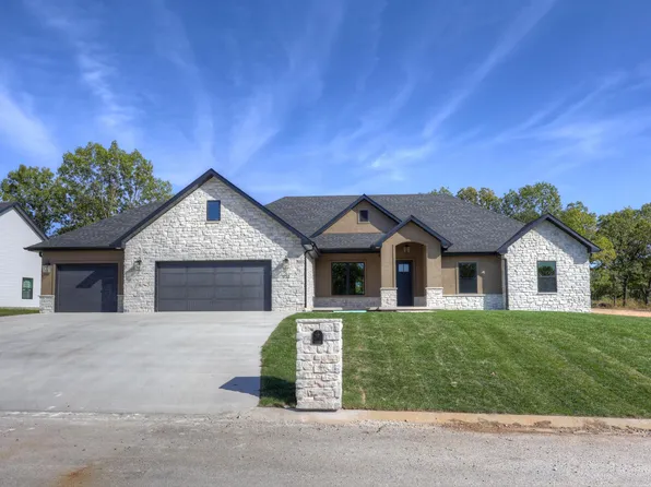 921 N Fountain Street, Carterville, MO 64835