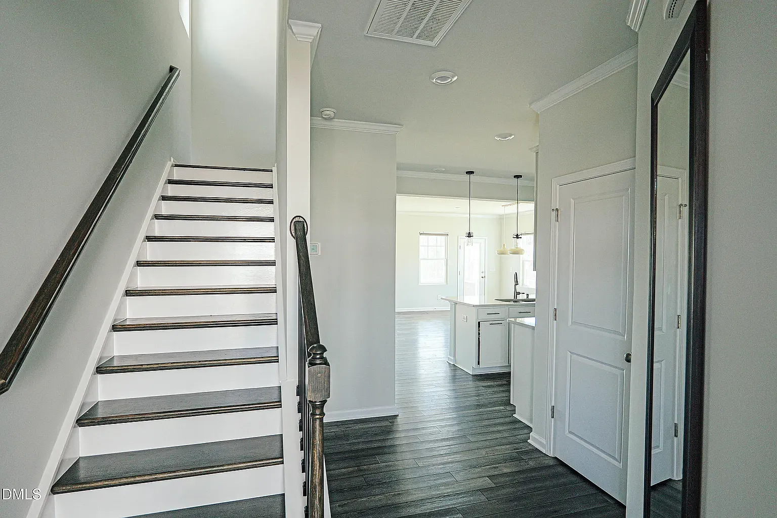 3 bed, 2.5 bath, 1962 sqft, $2,245 — Photo 2