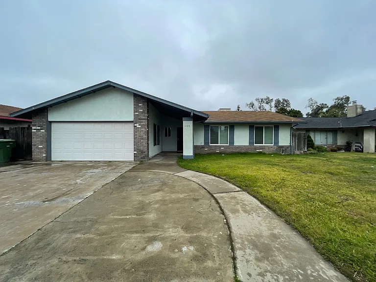 1135 Amberwood Ln — Photo 1