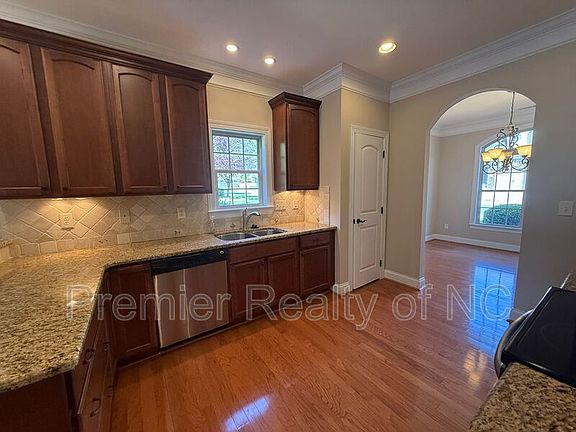 5th image of 1476 Neville Gardens Ln