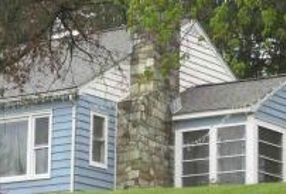 2nd image of 402 Pittstown Rd