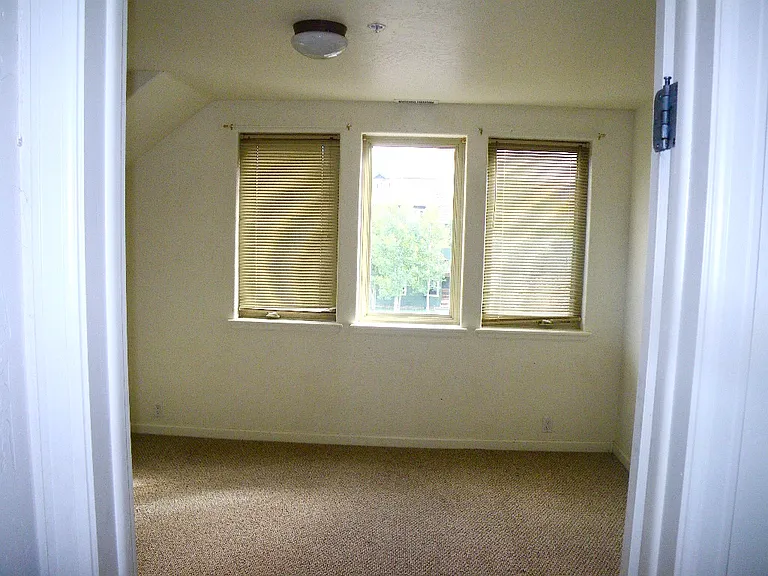 100 Lakeside Ct — Photo 13