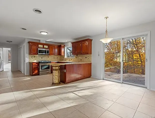 5 bed, 3374 sqft, $6,000 — Photo 3