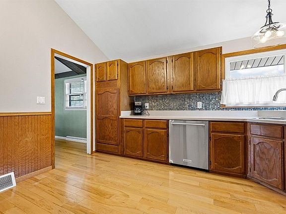2nd image of 301 E 10th St