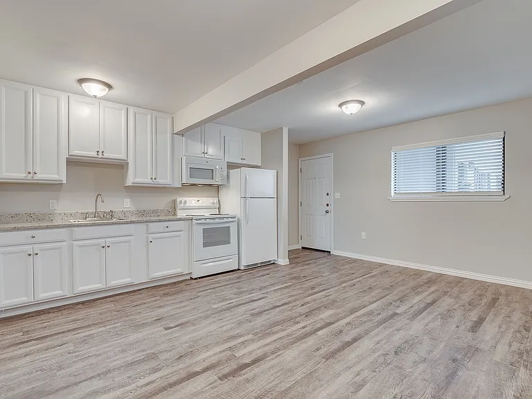 Oak Street Flats: Ranch Style Fully Remodeled Come Check Us Out — Photo 13