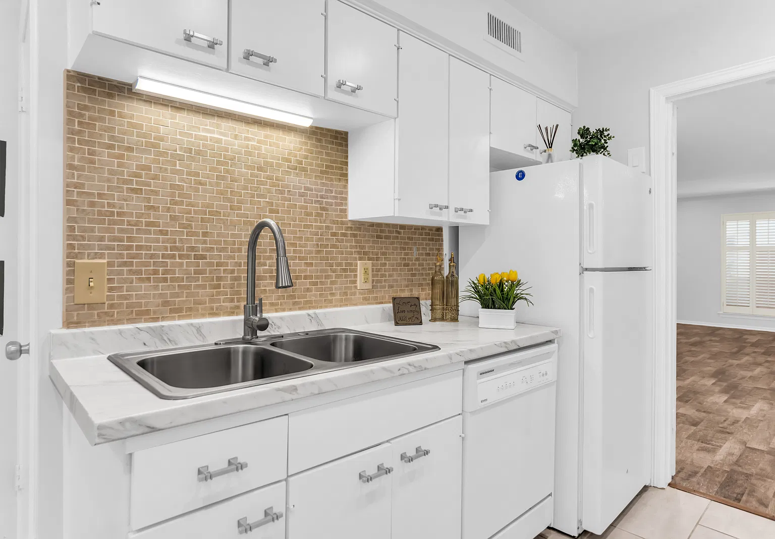 3 bed, 1301 sqft, $2,300 — Photo 3