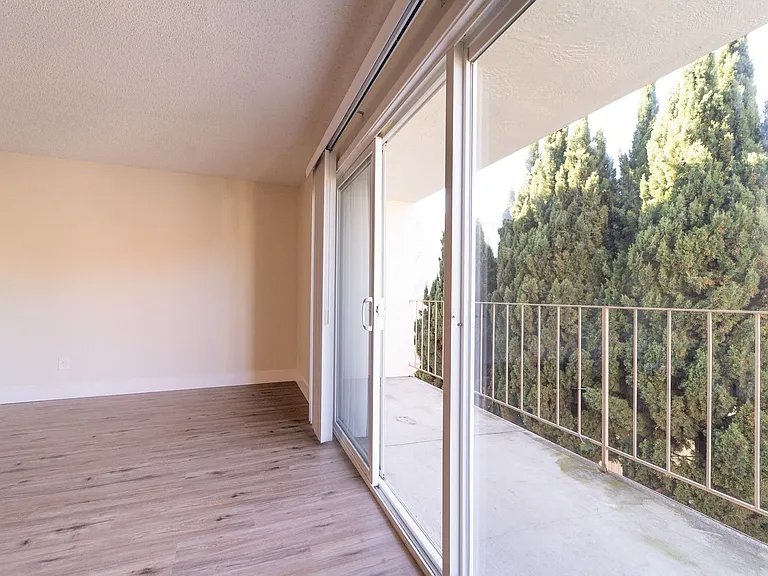 Euclid Apartments — Photo 6