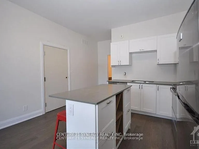 571 McLeod St #1A — Photo 5
