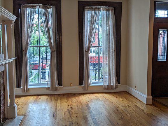 Living Room with high ceiling