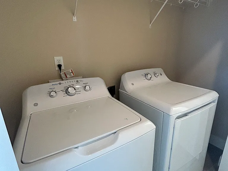 Standard
986 SQ. FT.
2 bed 2 bath
Laundry