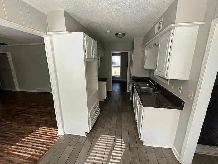 4 bed, 2.0 bath, 1944 sqft, $1,645 — Photo 4