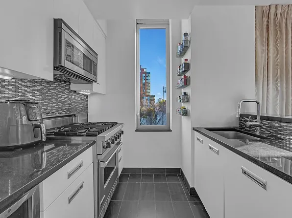 4630 Center Blvd APT 211, Long Island City, NY 11109