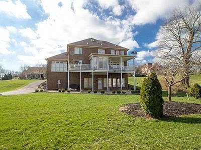 6 bed, 7294 sqft, $4,000 — Photo 2
