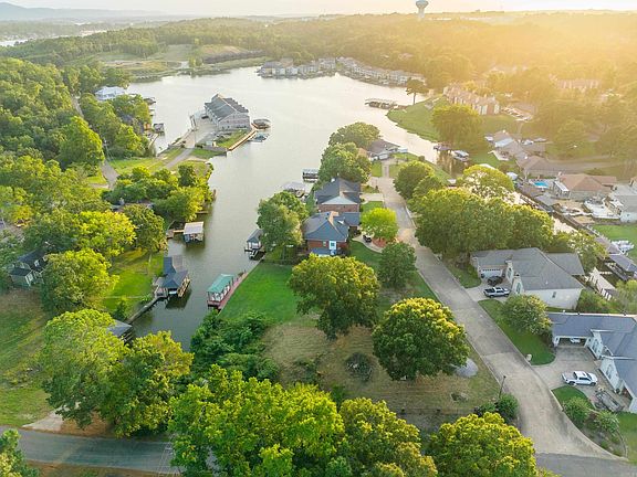 5th image of Xx Four Oaks Ln
