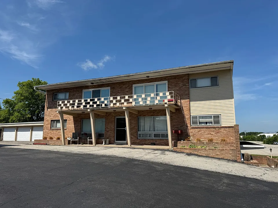 221 Robinhood Ln