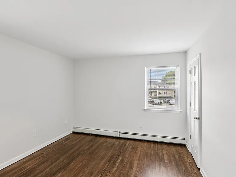 Queens Gardens Apartments — Photo 26