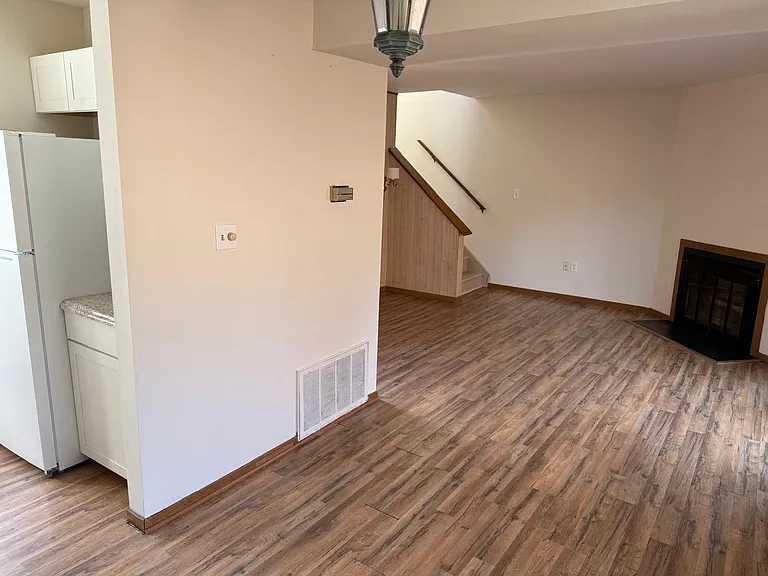 223 Sterling Ct — Photo 5