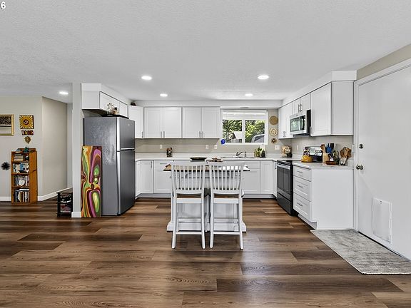 3rd image of 1758 Rainbow Dr