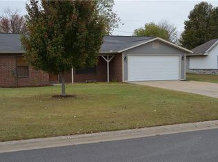 713 Duckworth St, Gentry, AR 72734