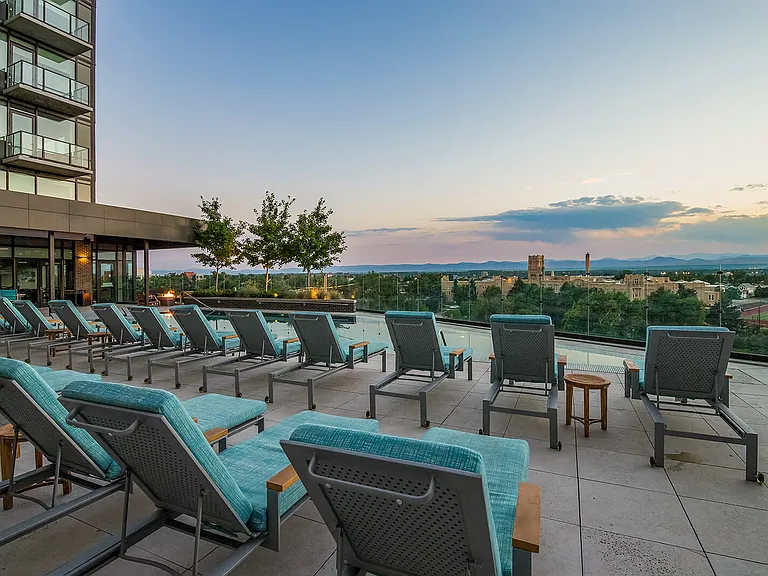 Expansive indoor and outdoor amenity spaces