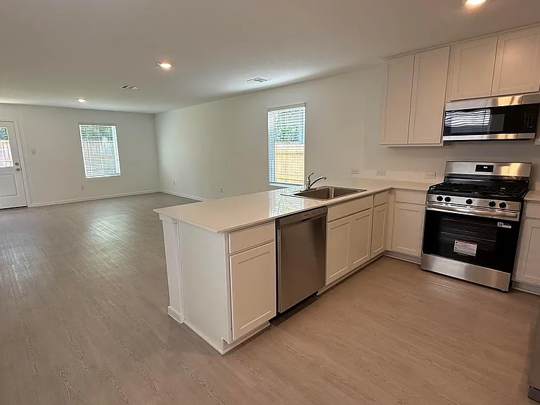 912 Pertuso Ln — Photo 3
