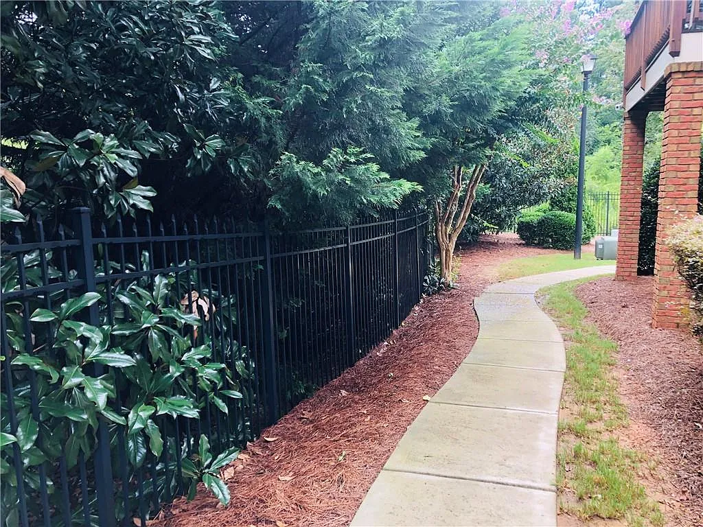 3 bed, 3.5 bath, 2481 sqft, $2,800 — Photo 2