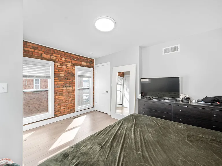 622 W State St — Photo 16