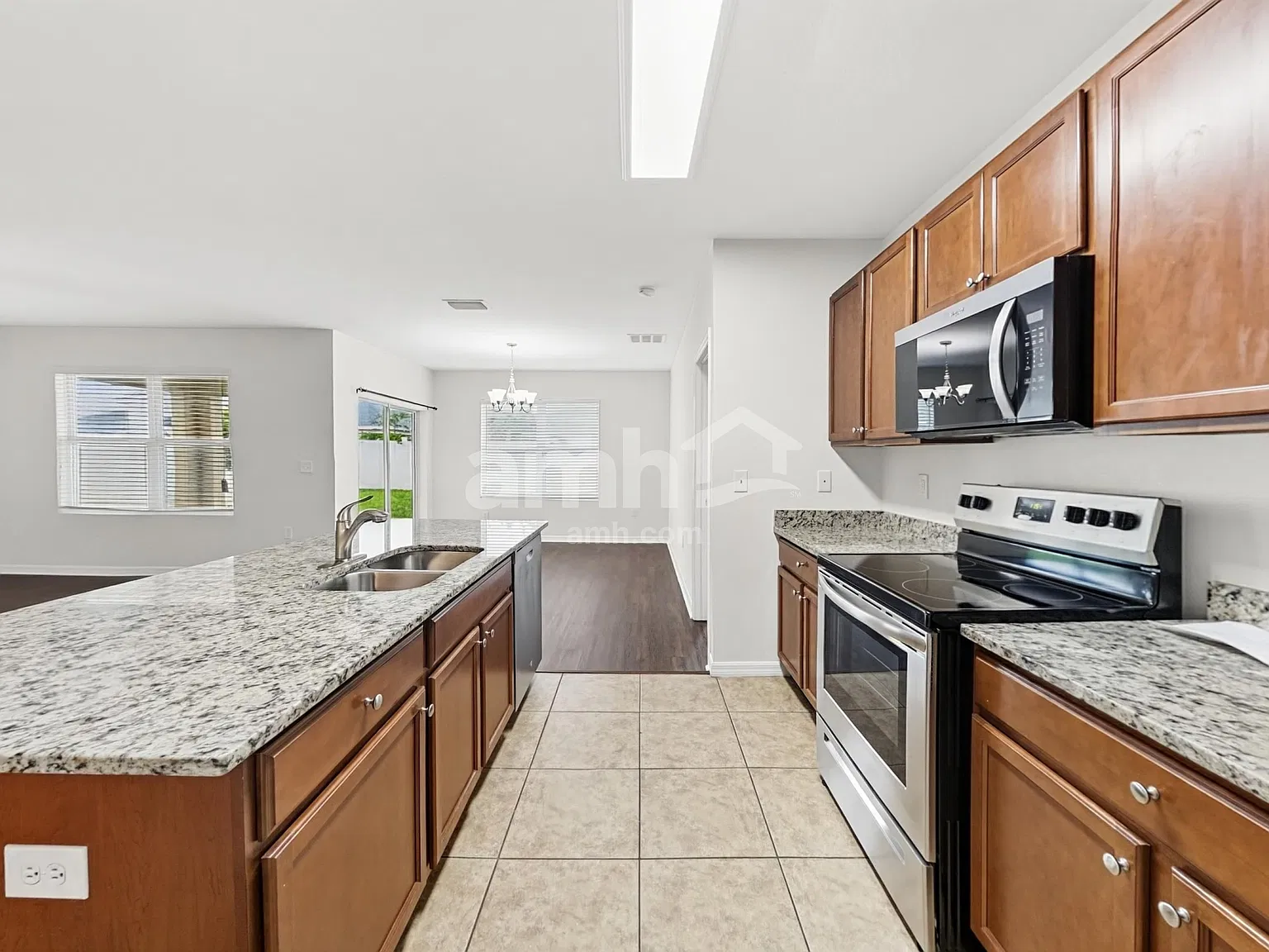 3 bed, 2.0 bath, 1690 sqft, $2,385 — Photo 3