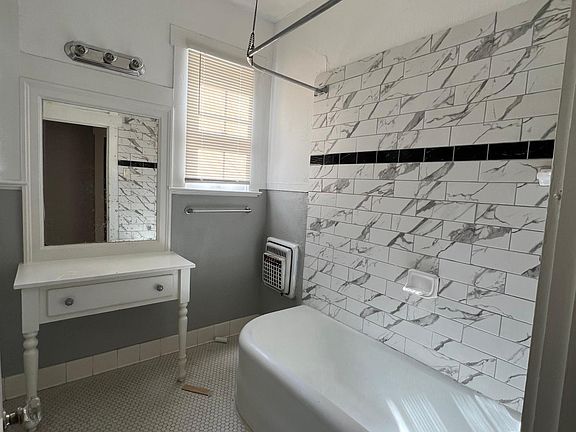 5th image of 1044 W Mistletoe Ave APT 1
