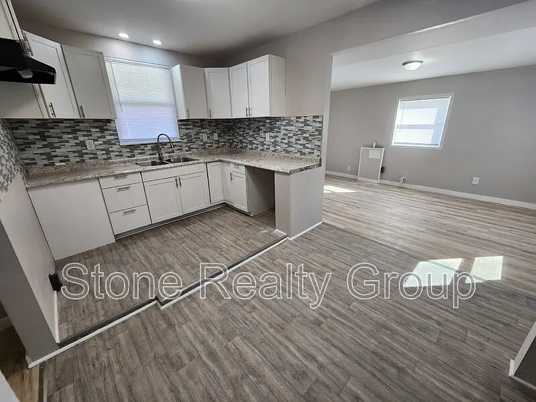 2445 Liberty Ave — Photo 6