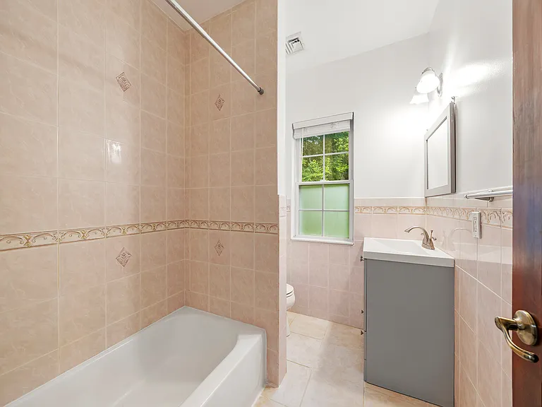 Full Bathroom in the First Floor
