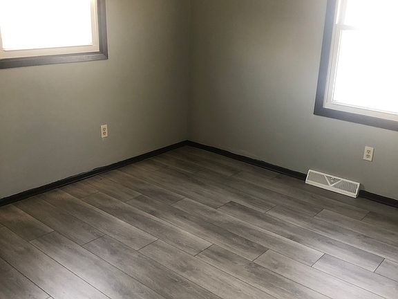4th image of 3107 E Somers Ave