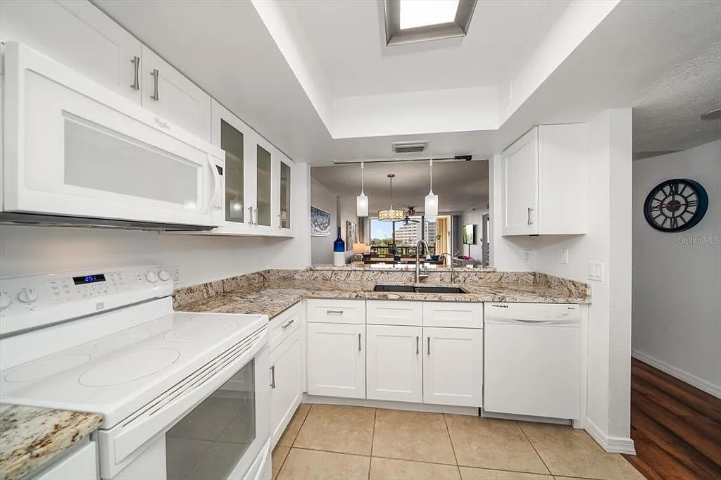 2 bed, 2.0 bath, 1225 sqft, $3,500 — Photo 3