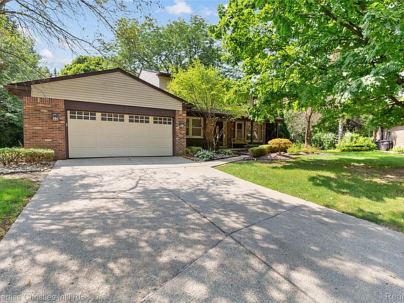 3rd image of 41101 Croydon Ct