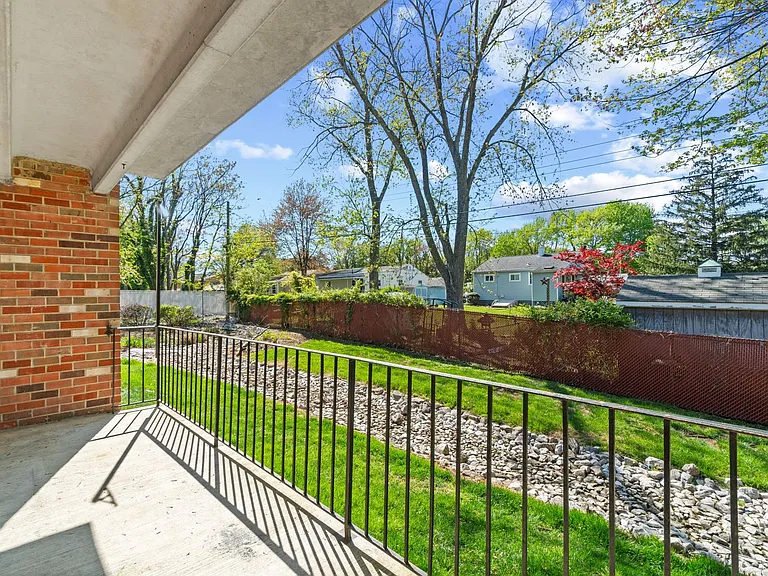 208 Victor Pkwy #A — Photo 20