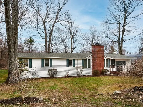 26 Montgomery Rd, Southampton, MA 01073