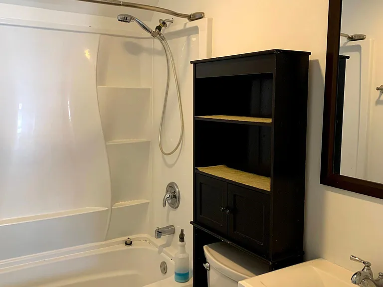 Upstairs bathroom between bedrooms