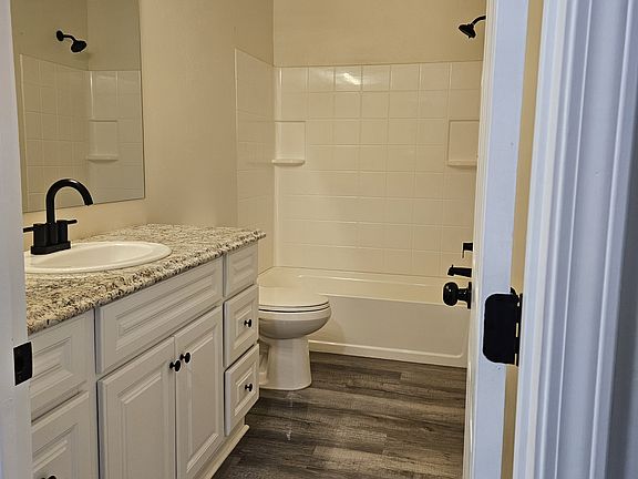 3rd image of 3709 Highland View Dr