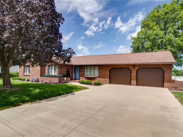 1912 Paris Dr, Godfrey, IL 62035