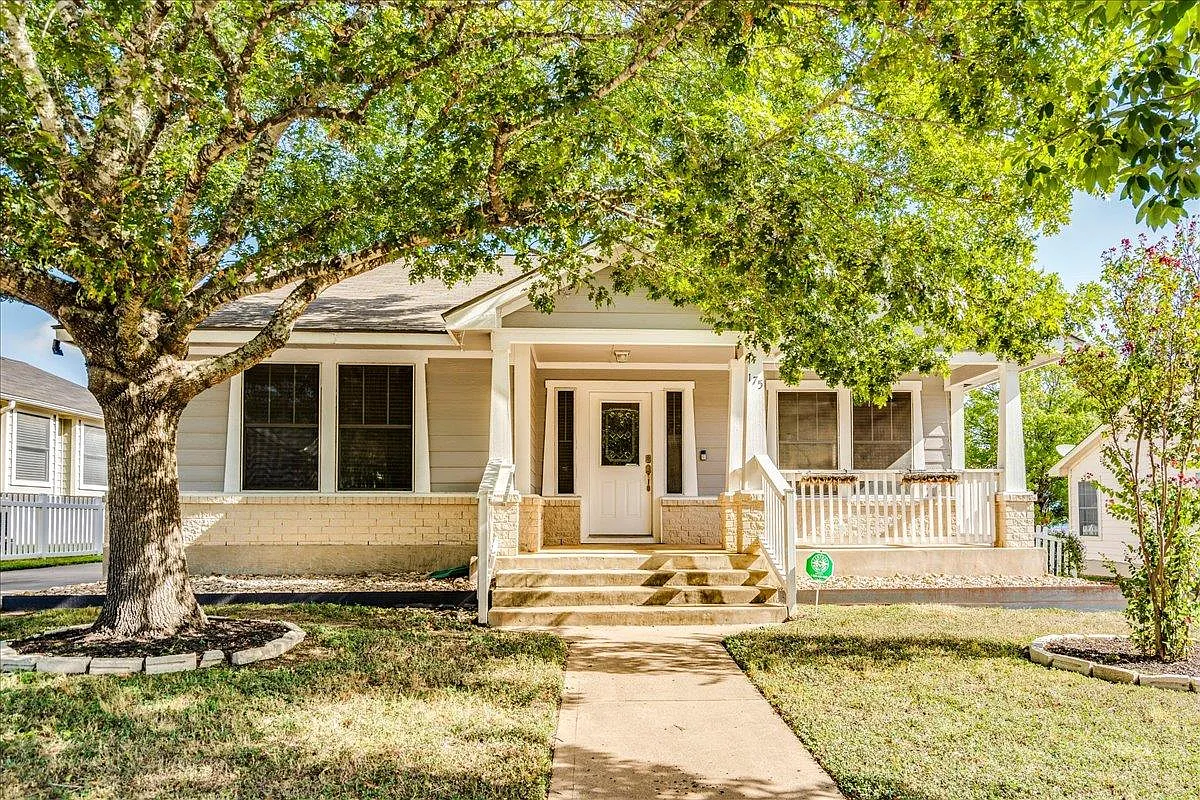 4 bed, 2.0 bath, 1630 sqft, $2,200 — Photo 1