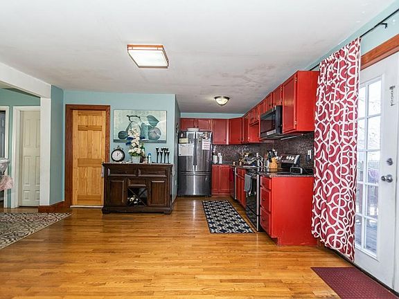 4th image of 62 Pine Avenue Ext