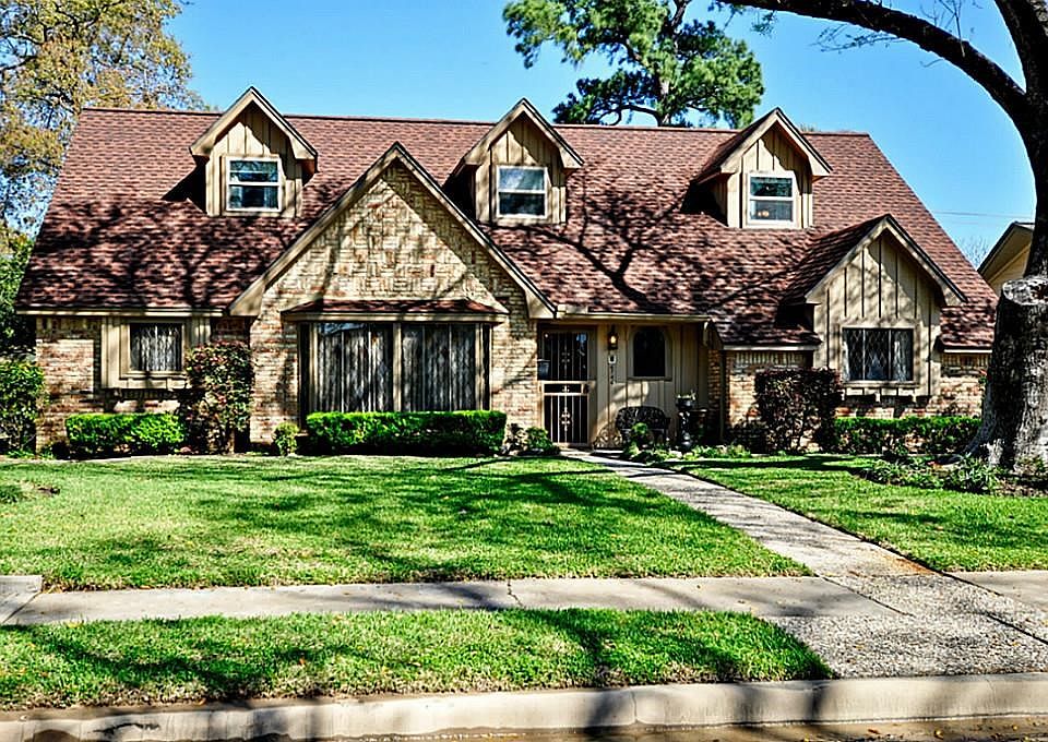 Front yard which is well maintained and landscaping is gorgeous