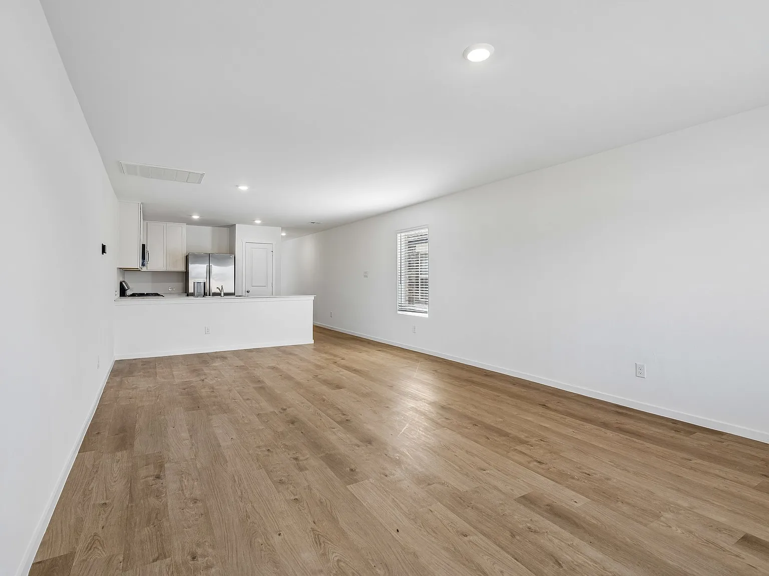 3 bed, 1402 sqft, $1,849 — Photo 3