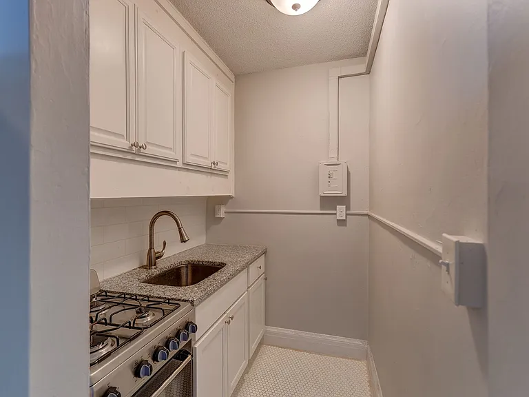 100 Howe Street — Photo 81