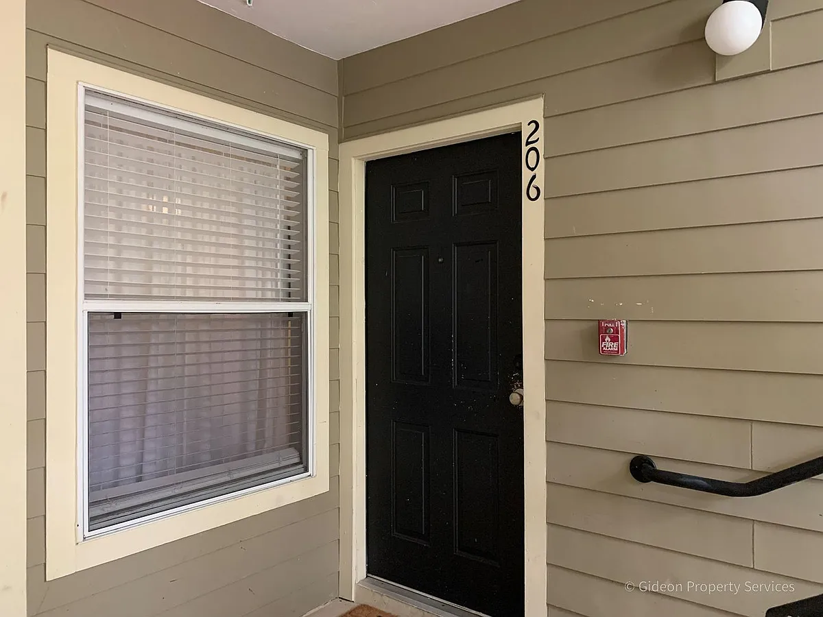 Building Photo - 3800 SW 20th Ave #206