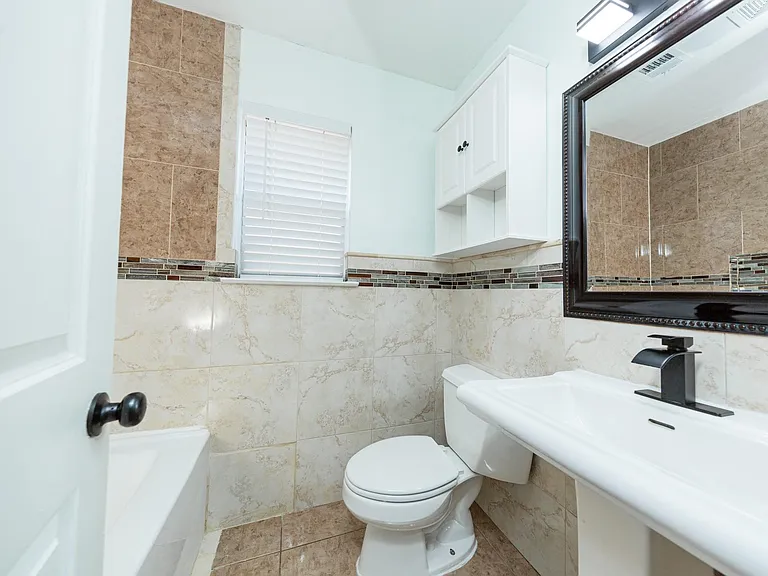 823 Parkhill St — Photo 20