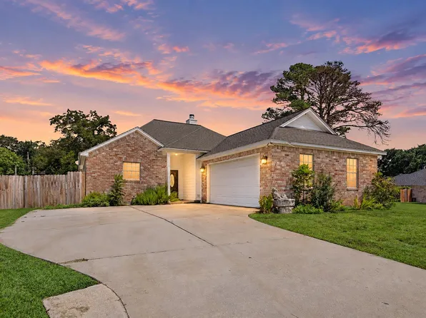 5110 Lakeshore Dr, Willis, TX 77318