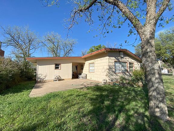 Fenced Back Yard w Pecan tree
