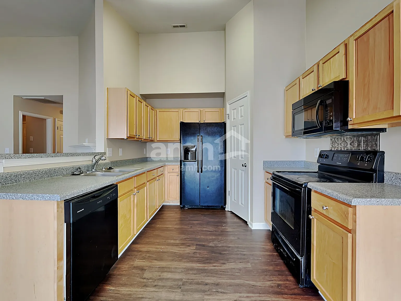 3 bed, 2.0 bath, 1272 sqft, $1,860 — Photo 3