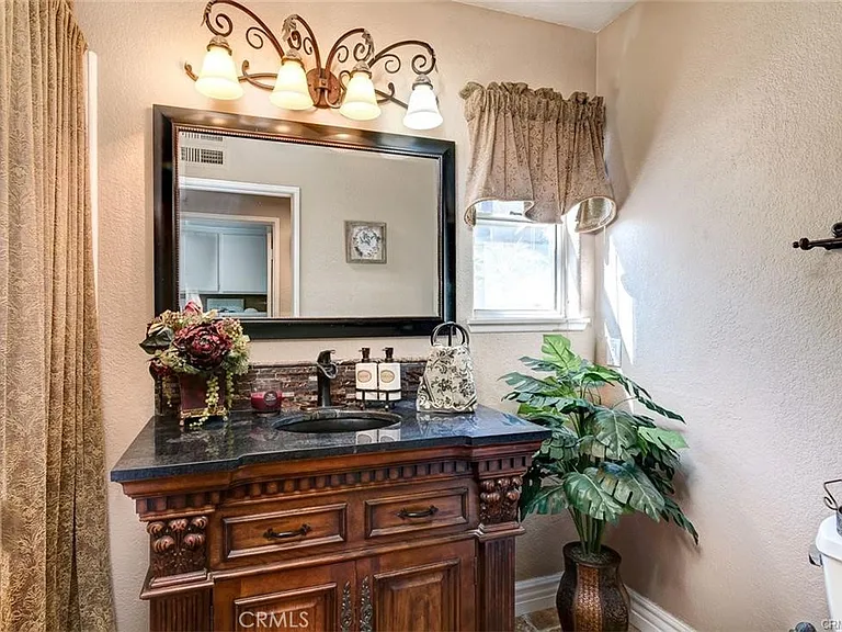 6330 Golden Gate Dr — Photo 20